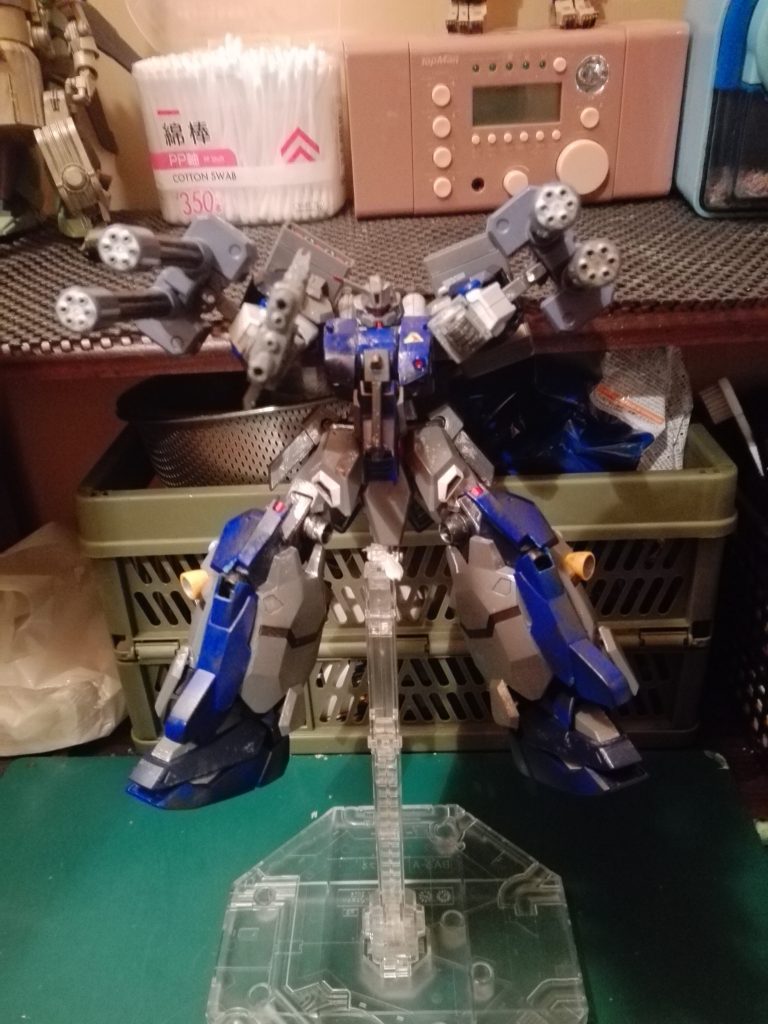 B装備
この装備は弾幕を張ることだけを目的に開発された、両腕にはガトリング、肩にはスタークジェガンのミサイルポッドが装備されている