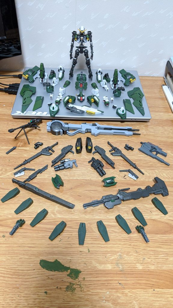 今回のこだわり。
ガンダムフレームに戻せるように工夫を重ねて制作しました。
武器系は、ジャンクの箱から漁ってきてアタッチメントに付けれるよう加工してあります。
GNビットは写真撮り忘れました…
(机に塗料をこぼした跡があります…)

今回、初めての筆塗りだったので塗りムラが目立ってます。墨入れも、筆を使って初めてやったのでめっちゃ失敗しました(￣▽￣;)

これを鉄血コンに出すか迷いましたが、一応鉄血シリーズを使ってるので出してみることにします。