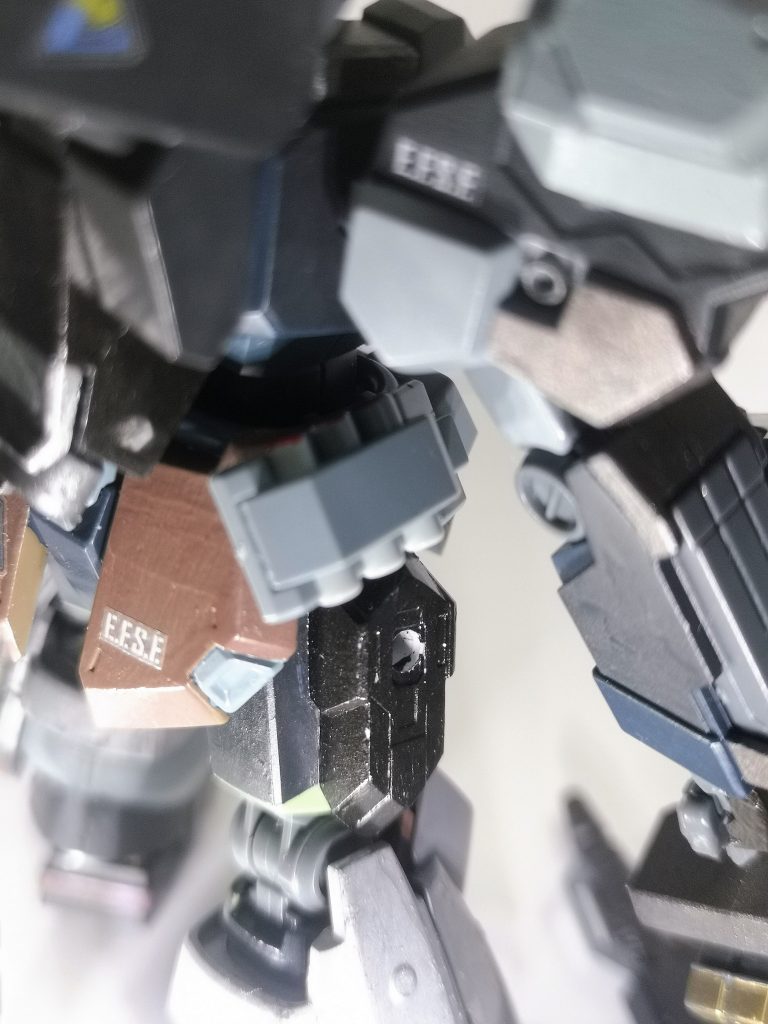 両腿にバルバトスのバックパックを貼付けウェポンラックを増設。