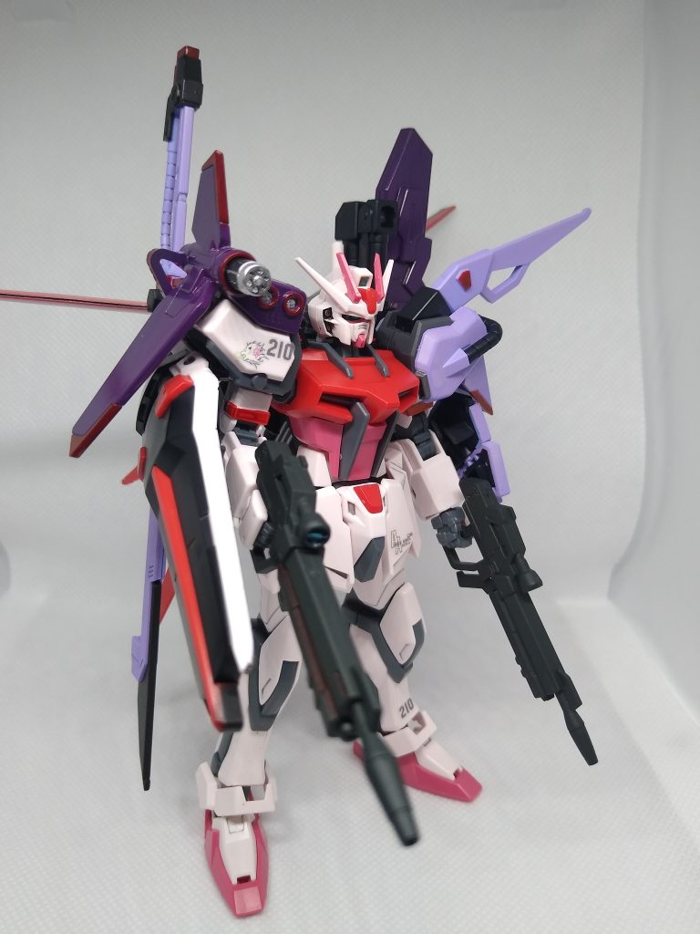 付属品も一緒に付けた状態です。
左手のライフルは旧キットの流用品で、サイズが一回り小さいです。
