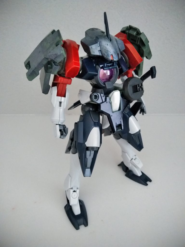 基本の形、ブライ
ストライカージンクスのシールドパーツを重ね、肩部鎧のように見立てました!
はめ込みしているわけでもないのでポロポロ落ちます泣