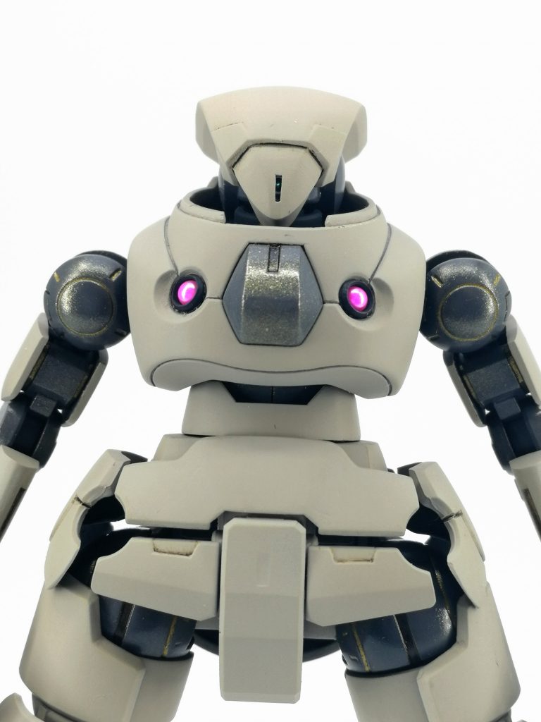 かなり寄らないと見えないけど顔のスリットの内側に３ｍｍ白パールビーズに0.8ｍｍ緑メタルビーズ仕込んだ目が入ってます