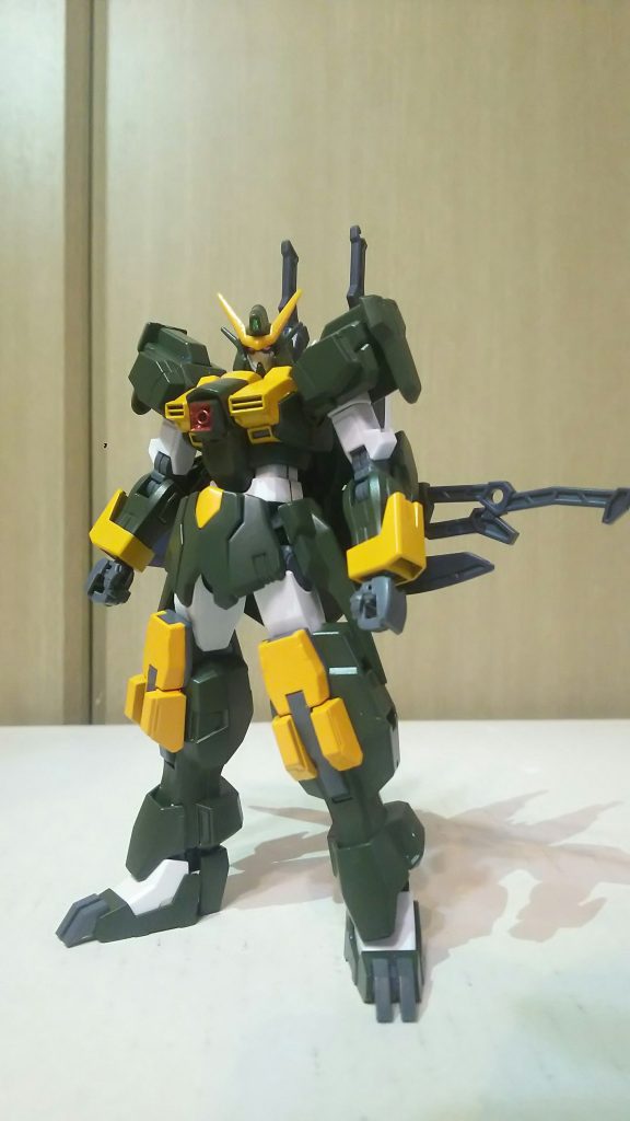 ベースというベースは無く複数のガンプラから流用。元のカラミティは旧キットのため胴短足短だったのでスタイルよく、且つどっしりするようにと上半身はレオパルド・ダ・ヴィンチ、下半身はサバーニャを使ってます。