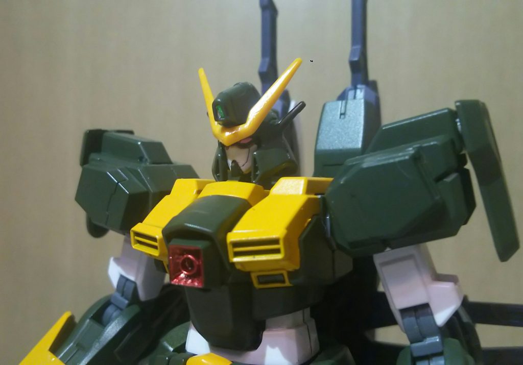 マスクはカラミティではなくダブルオークアンタを使うことによって全く別の機体に見えるよう工夫。胸部のスキュラは角バーニアと丸バーニアを使って作ってます。