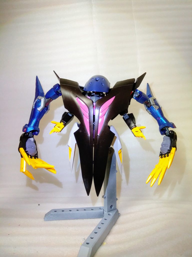 隠密形態。怪腕の部分は最初、触手の先に手を付けようか・・・と考えていたのですが、その造形を考える時点で挫折、イージスの足を使用。