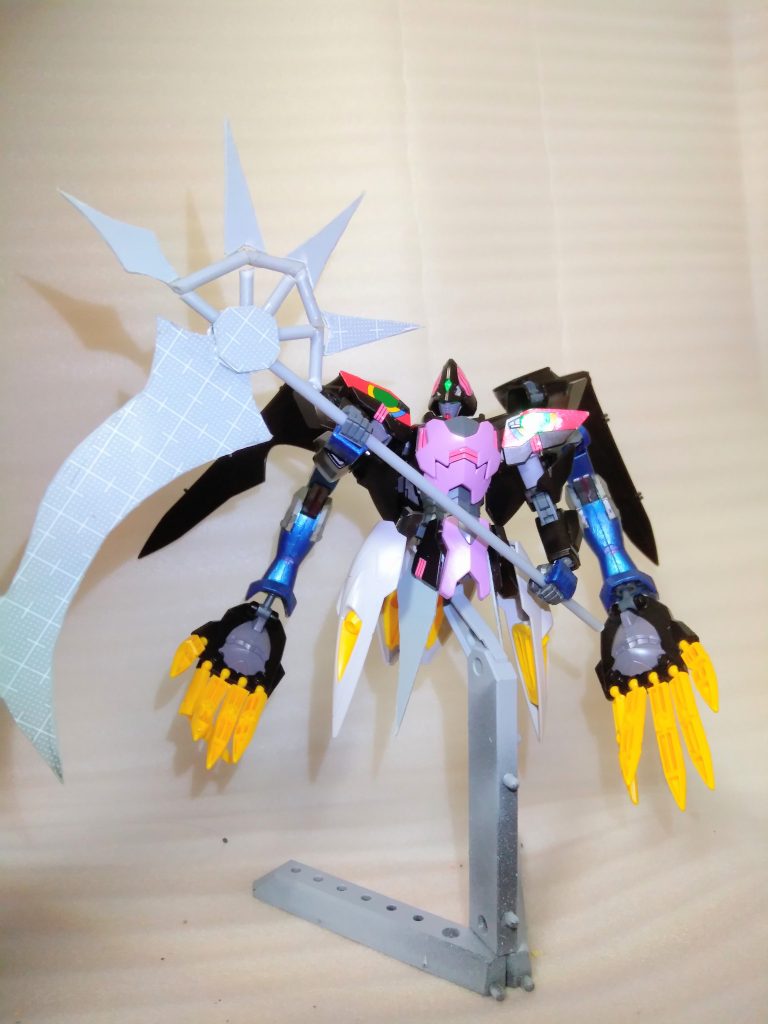 戦闘形態。大鎌がまだシンプルな時ですね。
これ全部プラ板と棒だったという・・・
制作工程を取り忘れがちやねぇ・・・