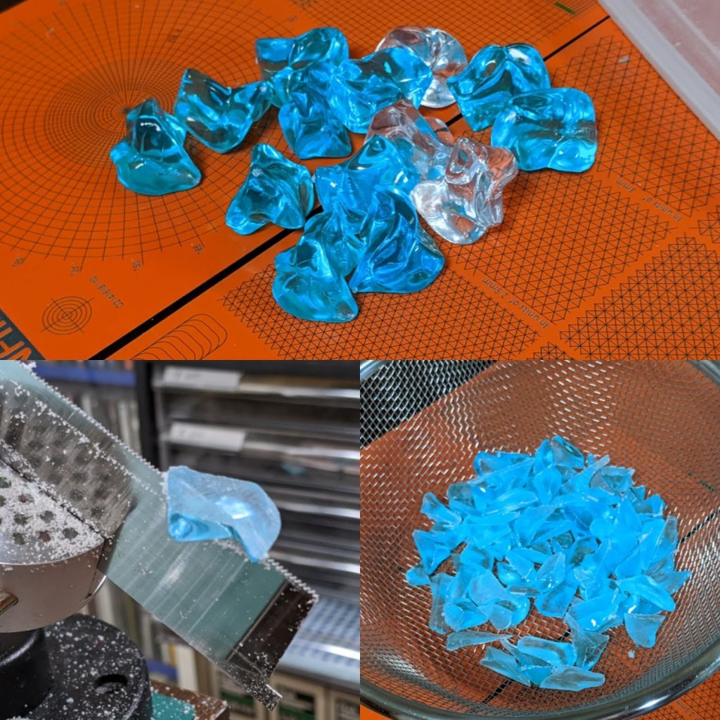 結晶体はクレーンゲームのハズレのプラスチック製の物を細かく切断して再現しました。これが硬くて切断は重労働でした。この素材を見つけてなかったら作品にはならなかったので、捨てずに置いていた子供に感謝です。