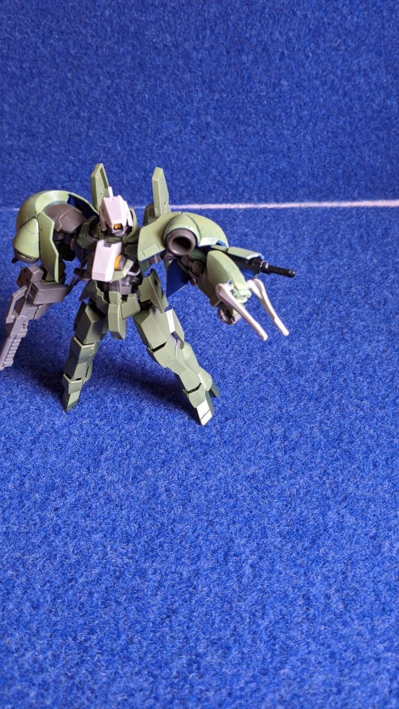 左腕にはヘルムヴィーゲ·リンカーの角を流用した電磁クローが装備されています。やろうと思えばこれでコックピットを突き刺せます。