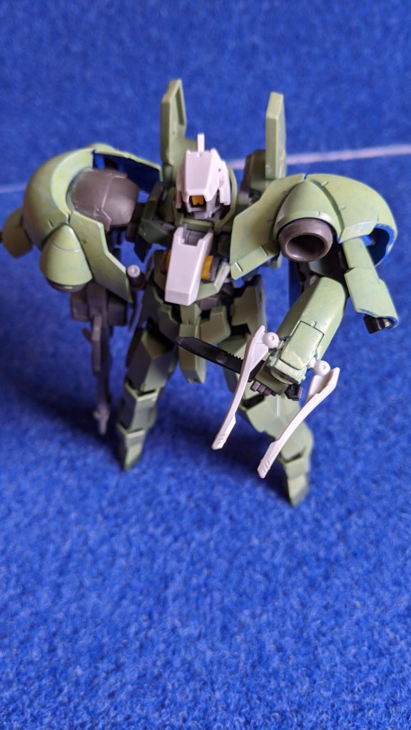 電磁クローとナイフで近接戦闘ではかなり優位に立てます。