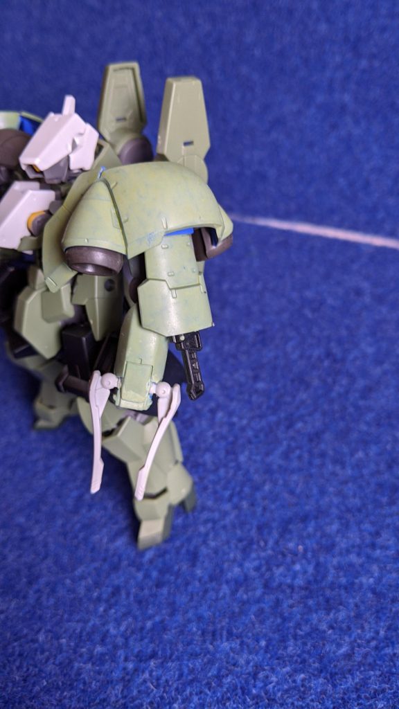 肩アーマーに対装甲用ナイフが鞘ごと取り付けてあります。