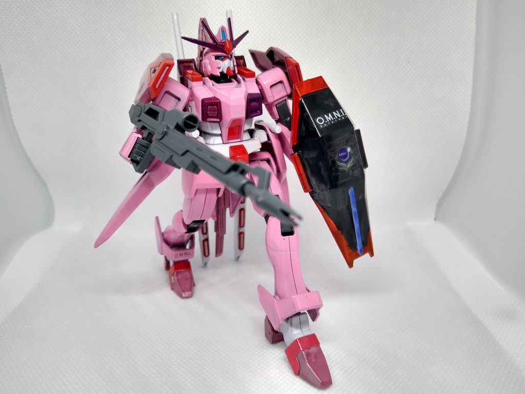 シールドはマーキングに失敗したので、ガンダムマーカーでベタ塗りしました…