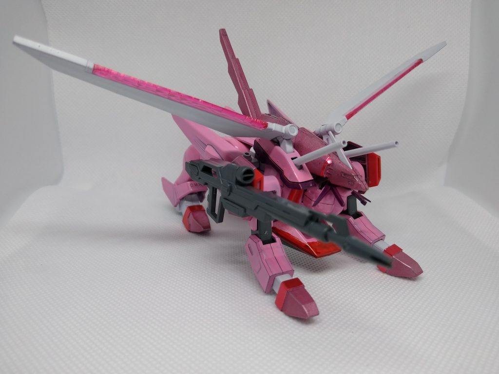 アクションベースが使えないのと、ビームサーベルが動かすたびに取れるのでＭＡ形態で飾る事にしました。