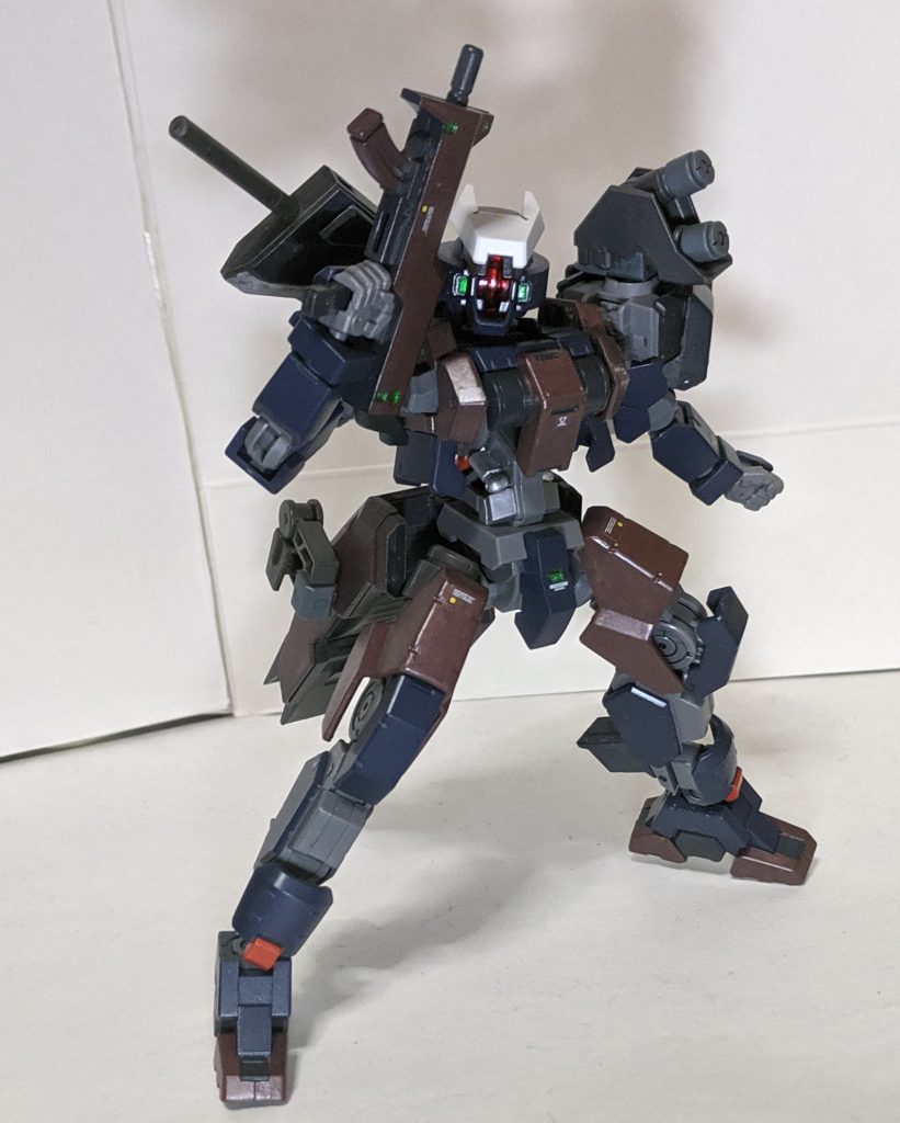 「本機の武装の一つとして左肩に装備されたマルチプルランチャーシステムがある、通常時は射撃戦による火力不足を補う為にガンダムバルバトスが使用した迫撃砲の弾頭を装備しているが、任務に合わせてスモークディスチャージャーに換装することが出来る」
左肩に装備したユニットはガンダムバルバトス第6形態に付属するパーツをそのまま流用し、スモーク弾は30MMのパーツを使用して制作しました。