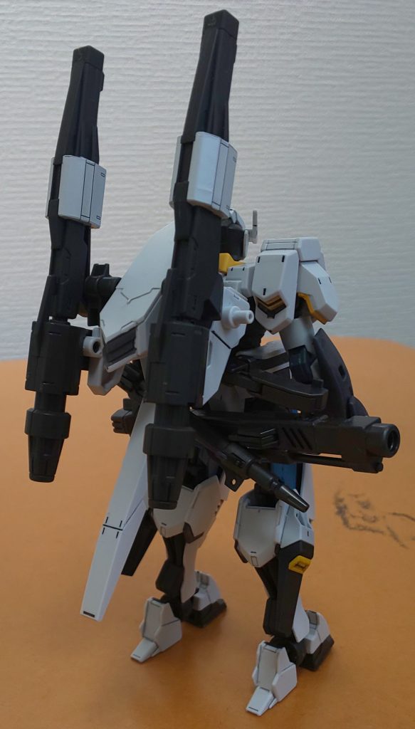 フロントとバック。パッと見ただのフラウロスです。特に難しいことはしていません。腕を交換し、バスターの砲を切り取って接着しただけです。+