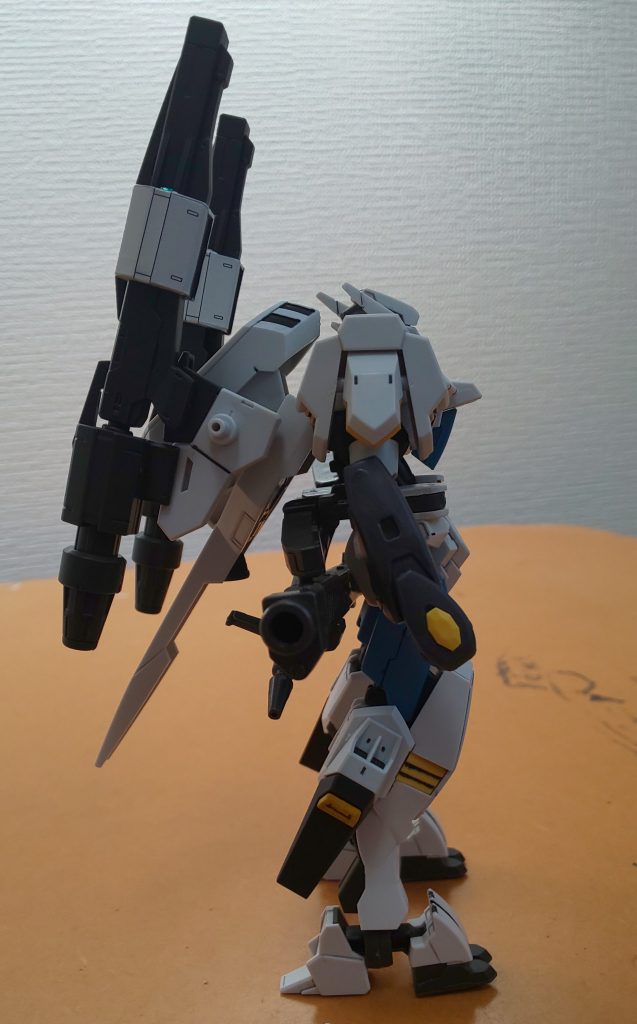 横から。バックパックと脚にスラスターを追加してます。+