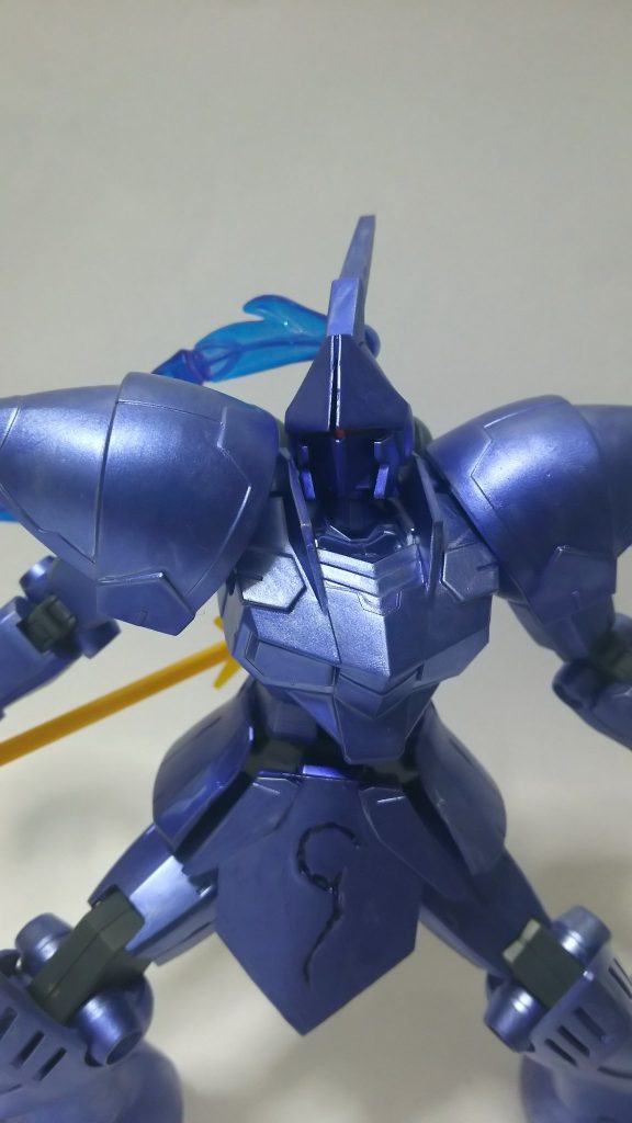 マスクと額のスリットは瞬着で埋めてギャンスロットっぽさを無くしつつ、ランスロットに見えるよう、モノアイシールを貼るところをメタリックレッドで塗装してます。