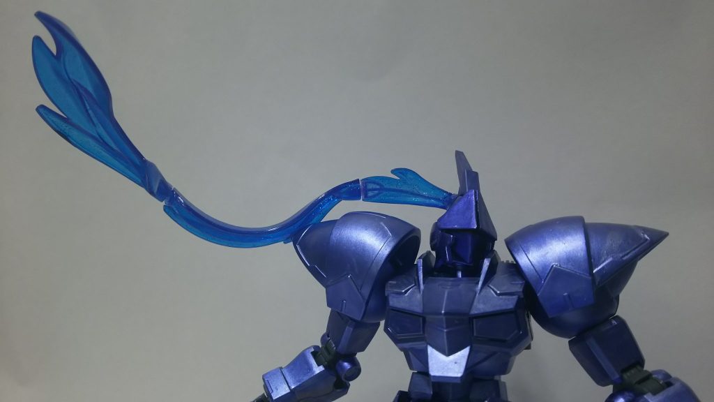 ランスロットの特徴的な兜の飾り毛はディナイアルガンダムから流用。クリアーブルーで塗装しています。3箇所動くのでアニメやゲームのランスロットのように風に靡いてる風に動きが付けられます。