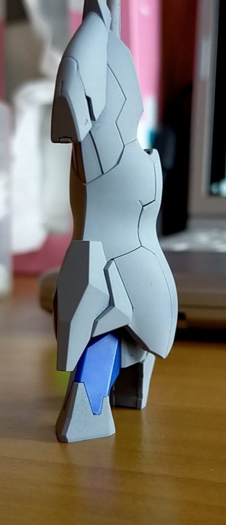 [工程]


脚部改造
接地面を増やす目的でコアガンダムの脚部を踵として用いました。