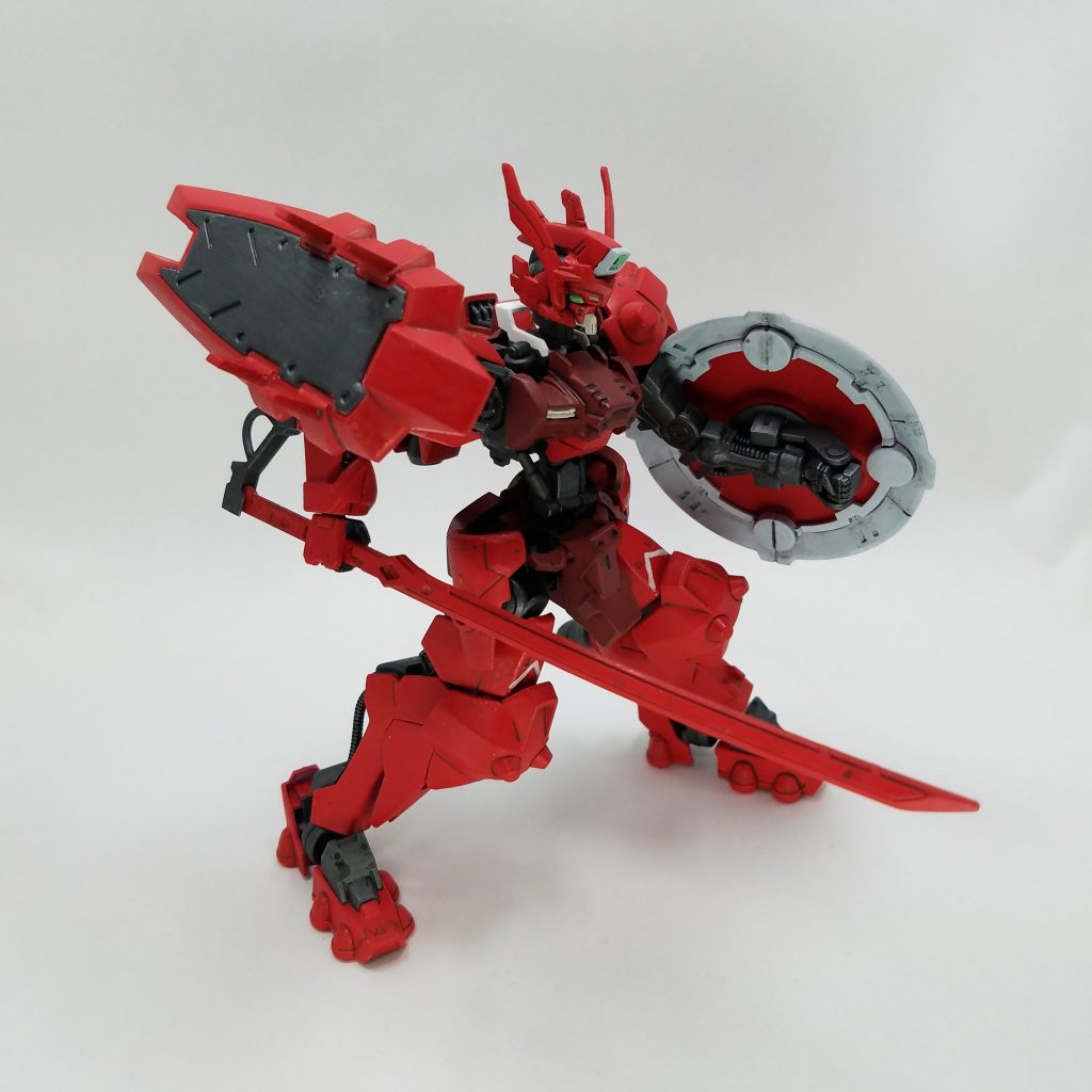 刀はHGのガンダムバルバトスについてくるものを使用しています。

本来のアスタロトの剣を取り付ける部分を、100均のイヤホンのケーブルやプラ板で少し改造しています。