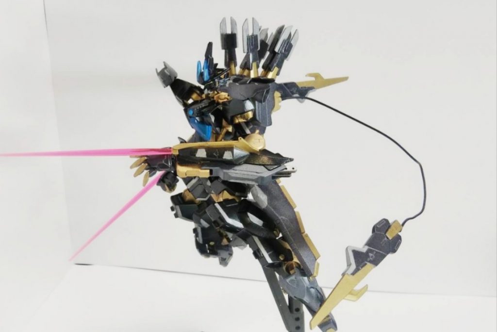 武装3 メイスアーム 200㎜砲 兼 ビームサーベル
腕事態がシールド・打撃武器として使用が可能です。
また先端には200㎜砲を装備。
近接時はビームサーベルとしても使用できます