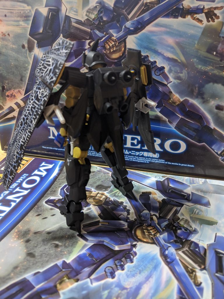 アーマー部分はつや消しブラックで塗装。関節部はほとんど塗装してません。頭部、腕部、バックパック、足裏には、ビルドパーツやジャンクパーツを接着し、ボリュームアップしています。