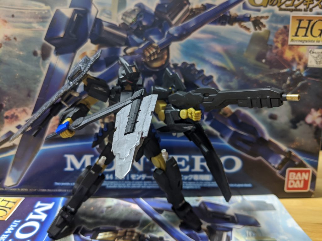 ライフル先端にメタルパーツを接着。バトルアクスは、連結状態のビームジャベリンを切断して使用してます。刃の部分は、以前作成したストライクルージュの余剰パーツ（エールストライカー部品）を組み合わせて作成。