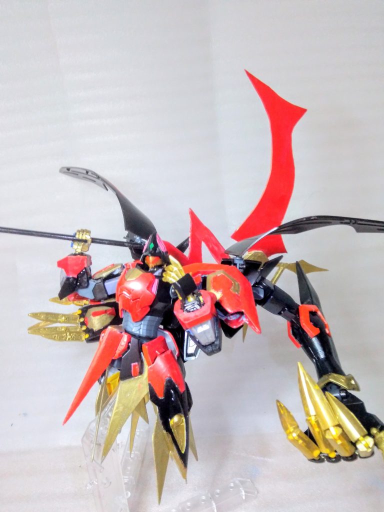 コートを脱げば、紅の躯が姿を現す。
死神の名には似つかぬ、血のような赤・・・。