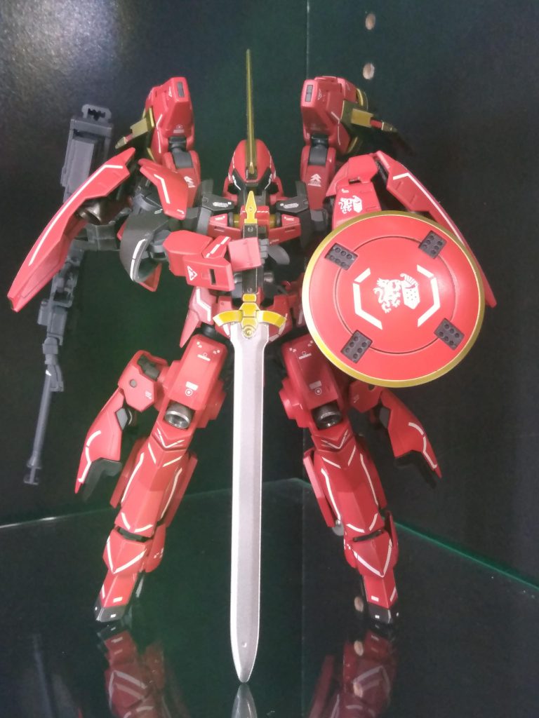 ナイトブレードとシールド
ナイトブレードは式典用にも使われる設定なので立ち姿は映えますね。