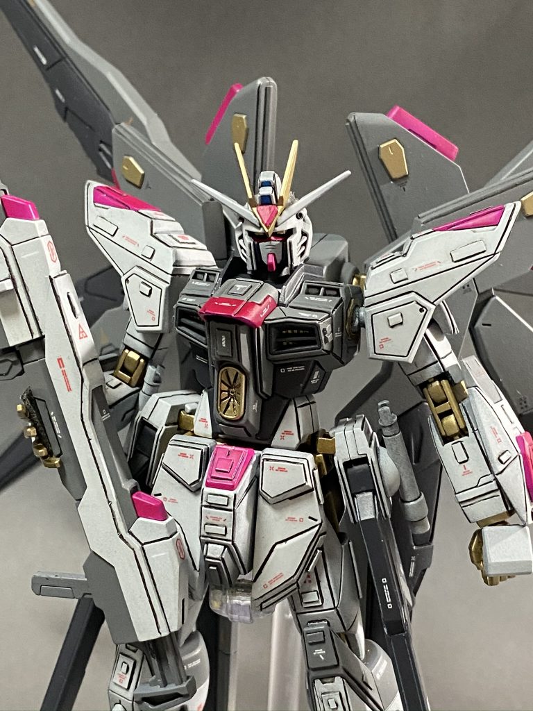 仕様カラー。MSファントムグレー（UG15）、ニュートラルグレー（13）、MSホワイト（UG01）、スーパーゴールド（SM202）、イロノモト（マゼンダ）、サファイアブルー（XC05）、蛍光ピンク（174）、