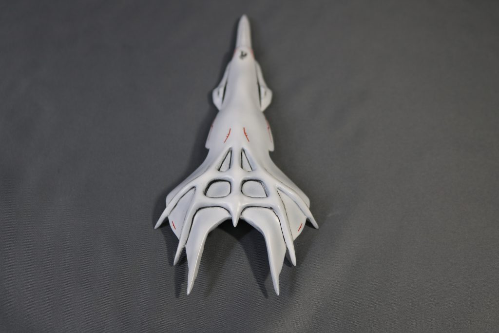 特徴的な頭部だけガンプラパーツを軸にパテで造形。