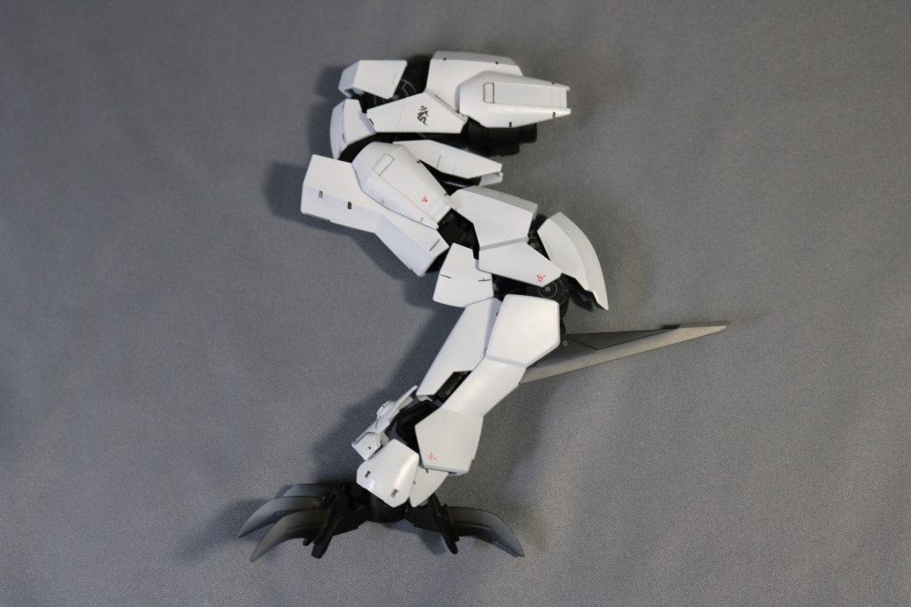 脚は1/100グレイズと1/144グレイズアインのパーツを組み合わせ、鳥脚の形状に。生物学的な構造とすることで、説得力UP!