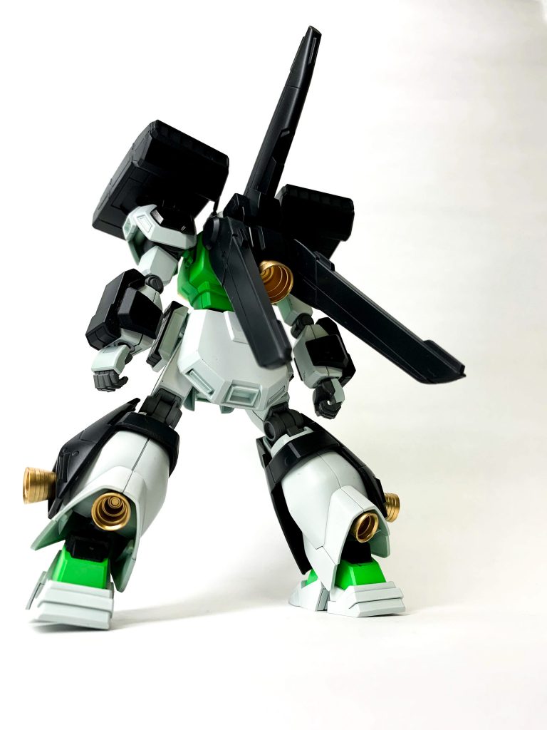 正面からだけでなく、後ろから見てもかっこいいデザインのMSですね！