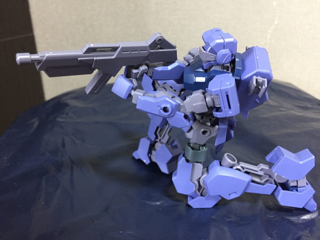 膝の上にもう一段関節を仕込むことで膝立ちが安定するように調整してます。