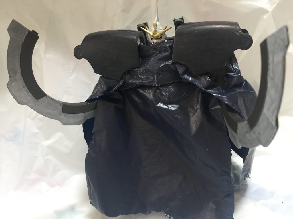 マントも装着可。
マントはビニール製なので可動への負担は軽微です。