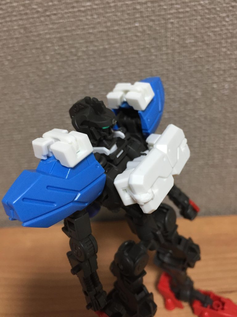 肩装甲はヴィダールの肩にヒンジを付けて開閉できるようになりました