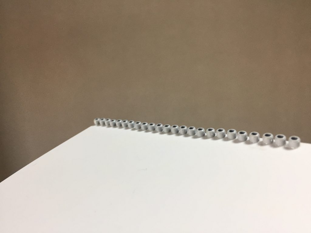 肩部ミサイルの作成
まずはMSパイプの節をプラ板に敷き詰めます