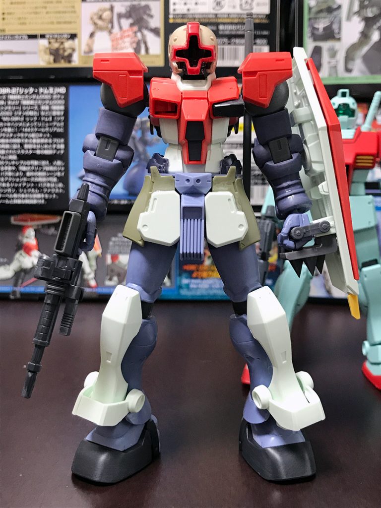 ゲム顔を作るにあたって、ジム系MSの頭部は使用しないという縛りを設けたのですが、リックドムIIとザクIとの組み合わせで思った以上にジム顔になってビックリ GM/GMの胴がヅダの腰と比べて細かったため、マスターガンダムの腰巻を巻いてシルエットを滑らかにしています 盾裏のナックルガードはグレイズのライフルです