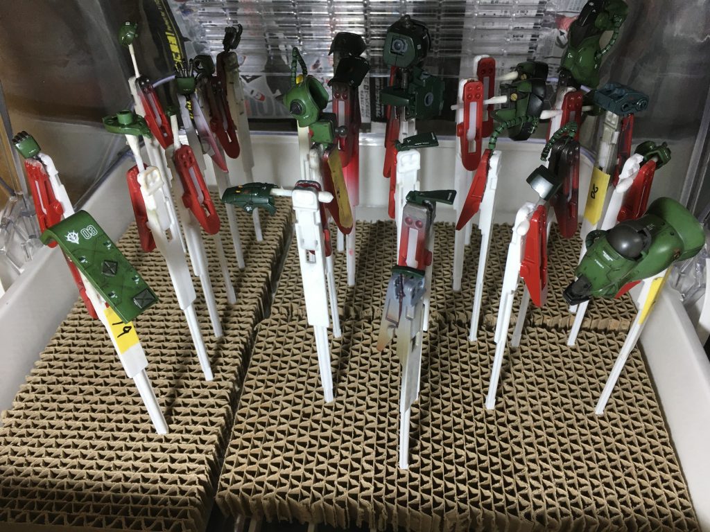 素組 → モールド追加 → 部分塗装 → 墨入れ(ガンダムマーカー) → シャドー(ウェザリングマスター) → デカール → トップコート
まで終了