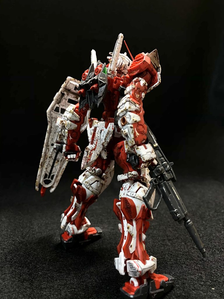 ネコ背気味のS字立ちを斜め後ろから