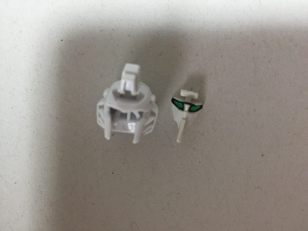 頭部はフリーダムのヘルメットとSガンダムの顔です。
フリーダムの頭は色こそ白いですが、形状は非常にデスサイズに近いのです。