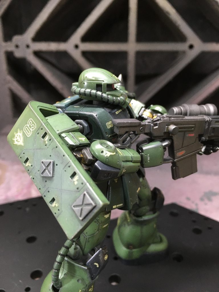 シールドは、スジ彫り、モールド追加、ピンバイス