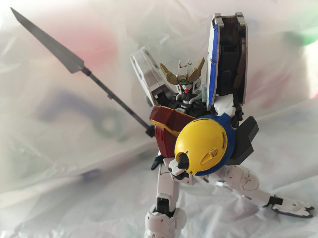 シールドはグリモアの頭です。
ちなみに左腕は通常の腕になっているので、見えている通り肩の中身はスカスカです。