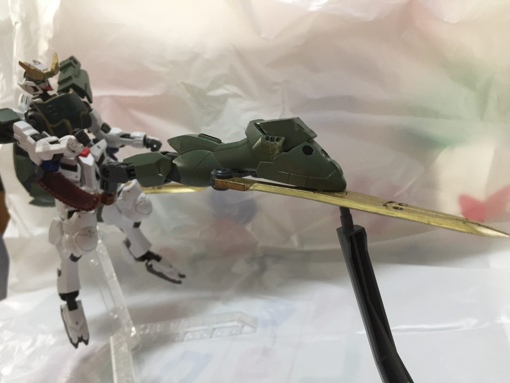 ドラゴンハングがめちゃめちゃ大型になったので、支柱がないとまっすぐに飾るのも無理です。
