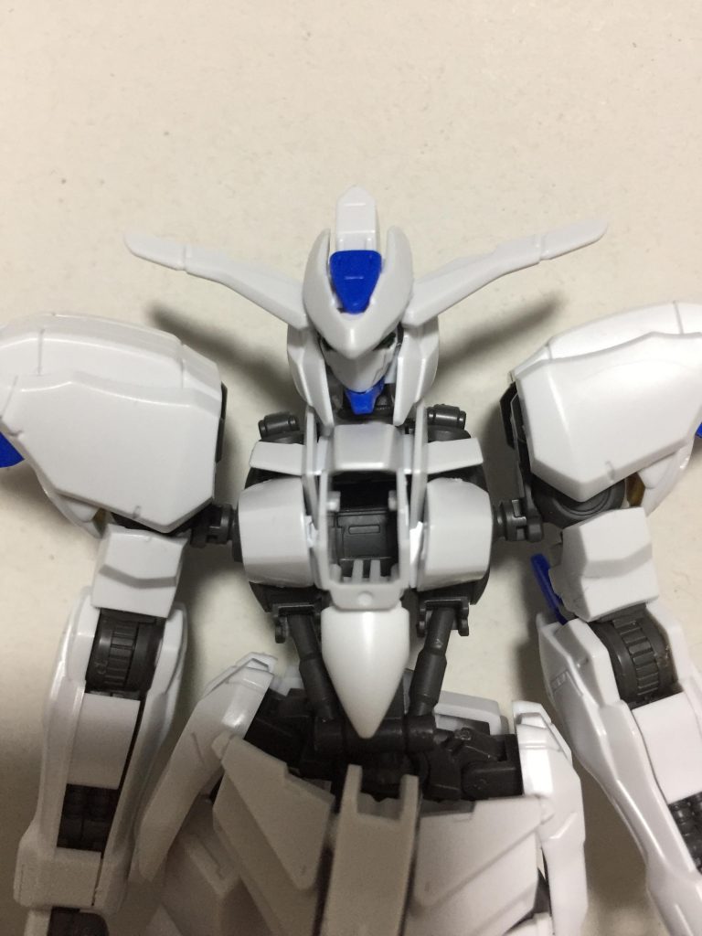 胸部装甲は主にダブルオーダイバーの足のパーツで構成しました。
でも、肝心の真ん中のサーチアイの入るところはバルバトスの二の腕装甲です。