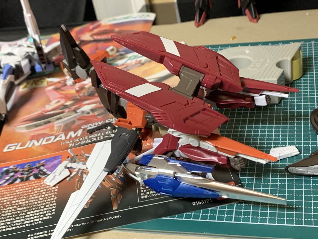 色々と付け替えて遊んでいるうちに「あれ?変形イケル?」と思い立ちました。笑