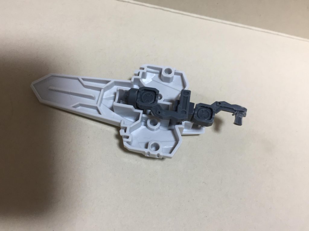 シールド裏です。
元キットのバエルは腕にジョイントになる部分がないので、シールドは手持ち式にせざるを得ませんでした。