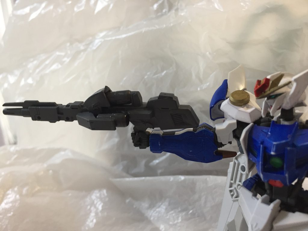 バスターライフルは実弾ですが、あまりの弾速に発射された弾丸の周囲には帯電した気流が巻き起こる(意味不明)為、射線上の敵を複数同時に攻撃が可能。
3発撃ったら弾切れ。