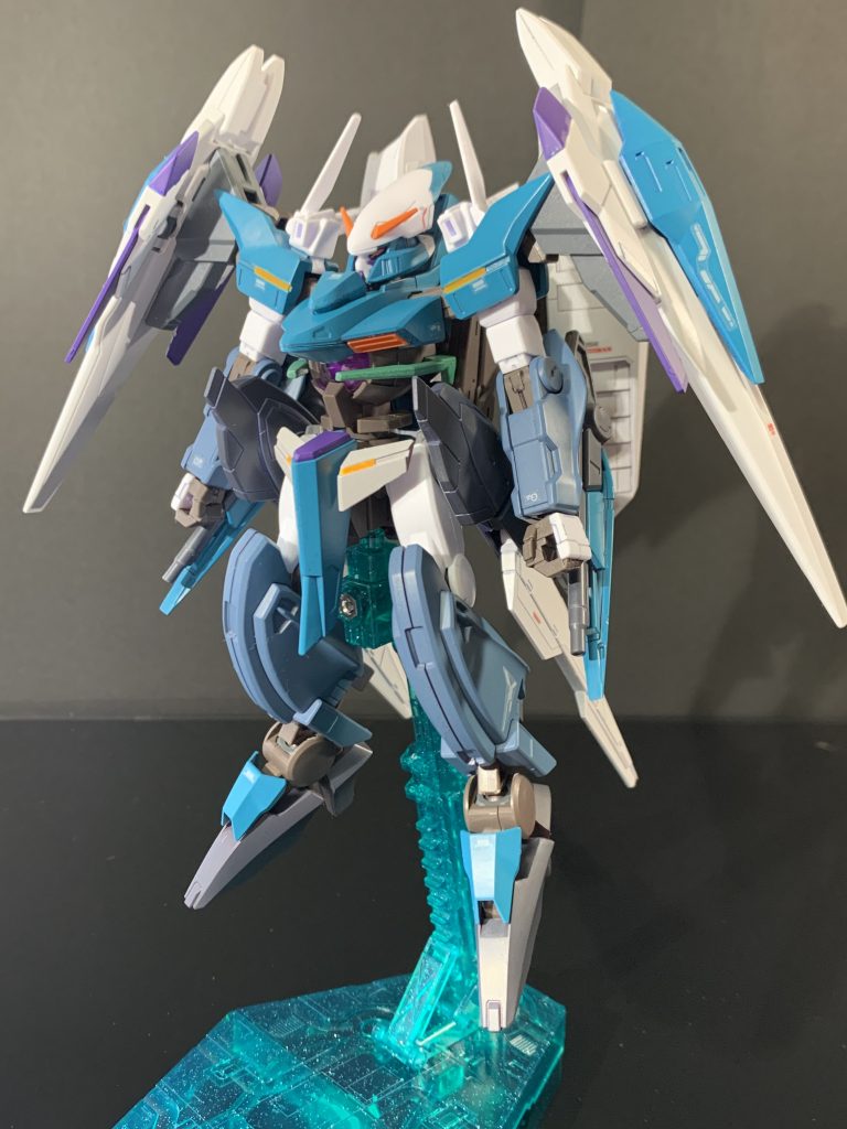 ガンダムスローネドライを元にダブルオーシリーズのパーツで組みました。