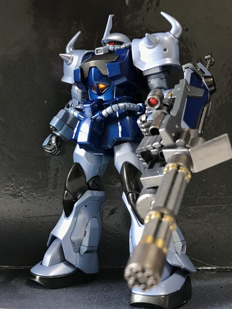 生涯作ったガンプラの中でも最強クラスのカッコ良さ(好み)です。
モノアイとガトリング砲のスコープは、シールは使わずガンマカのロイヤルメタレッドで塗りました。