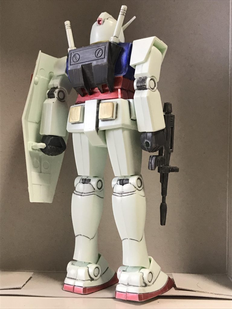 ちょっとへっぴり腰ですが… これでも直立です（説明書でもこんな感じ）。重心が後ろにあって、少し前のめりにしないと後ろに倒れてしまいます。